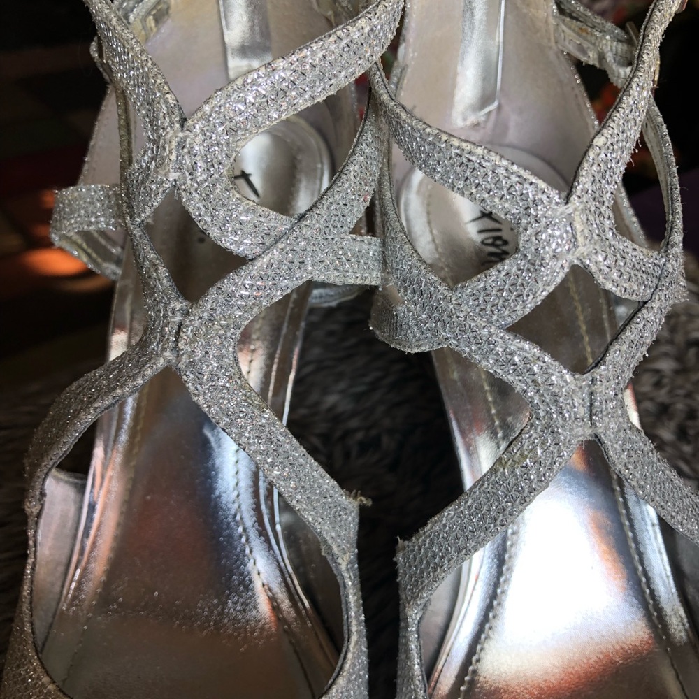 Very sparkly! 👠👠 - Picture 3 of 9